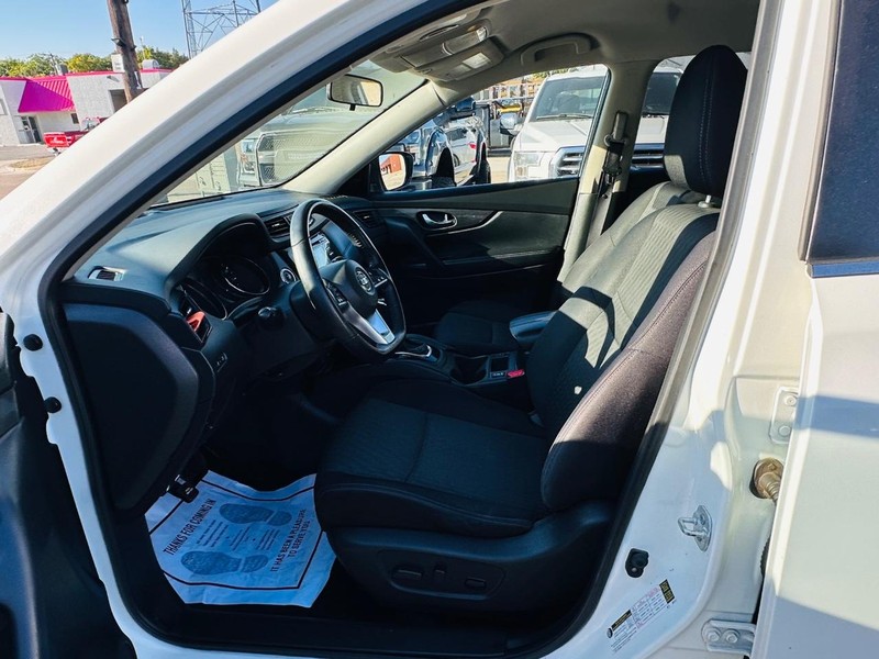 Nissan Rogue Vehicle Full-screen Gallery Image 17