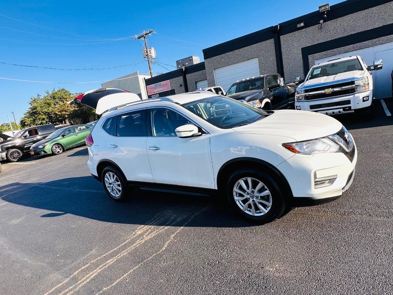 Nissan Rogue Vehicle Full-screen Gallery Image 18