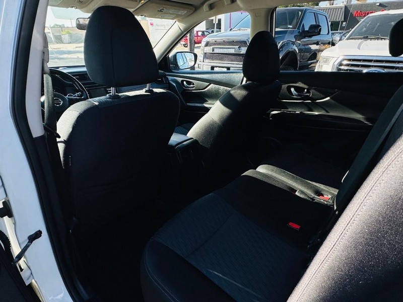 Nissan Rogue Vehicle Full-screen Gallery Image 19