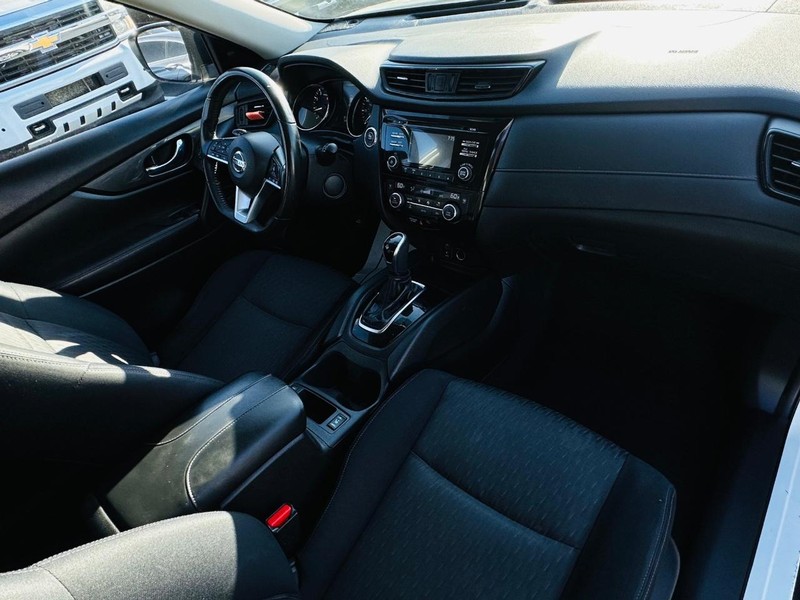 Nissan Rogue Vehicle Full-screen Gallery Image 22