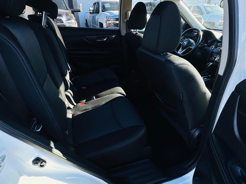 Nissan Rogue Vehicle Full-screen Gallery Image 23