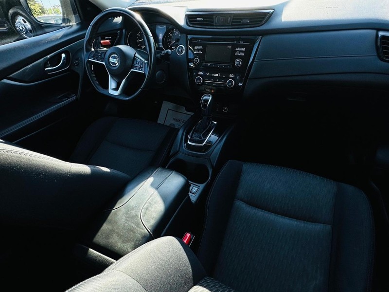 Nissan Rogue Vehicle Full-screen Gallery Image 24