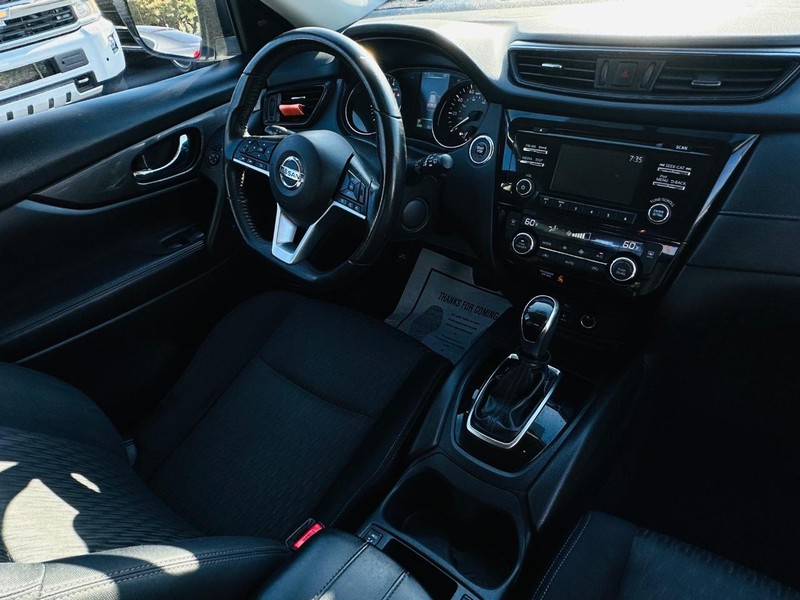 Nissan Rogue Vehicle Full-screen Gallery Image 26