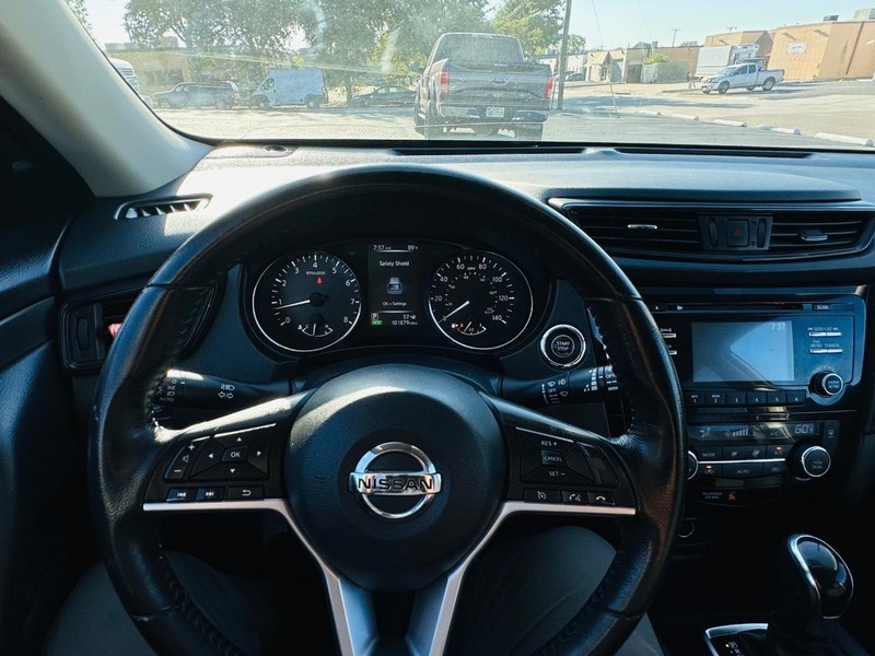 Nissan Rogue Vehicle Full-screen Gallery Image 29