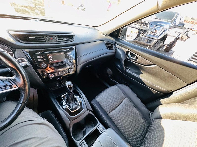 Nissan Rogue Vehicle Full-screen Gallery Image 31