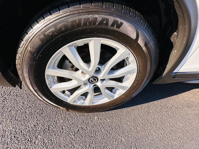 Nissan Rogue Vehicle Full-screen Gallery Image 36