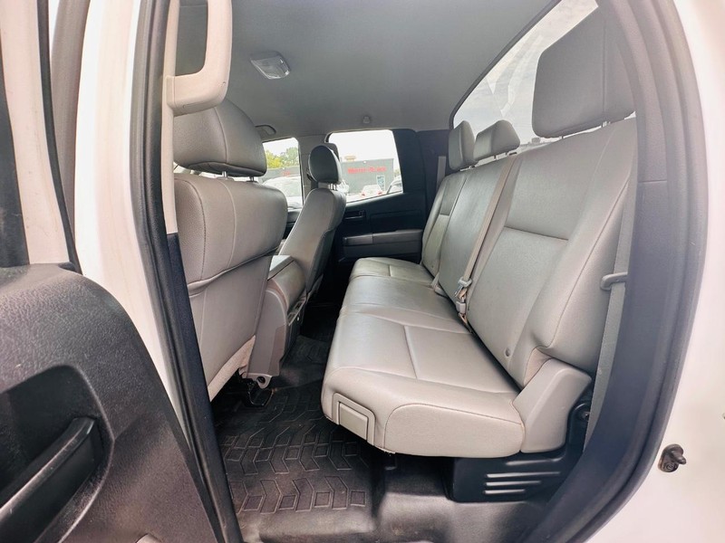 Toyota Tundra 4WD Truck Vehicle Full-screen Gallery Image 15