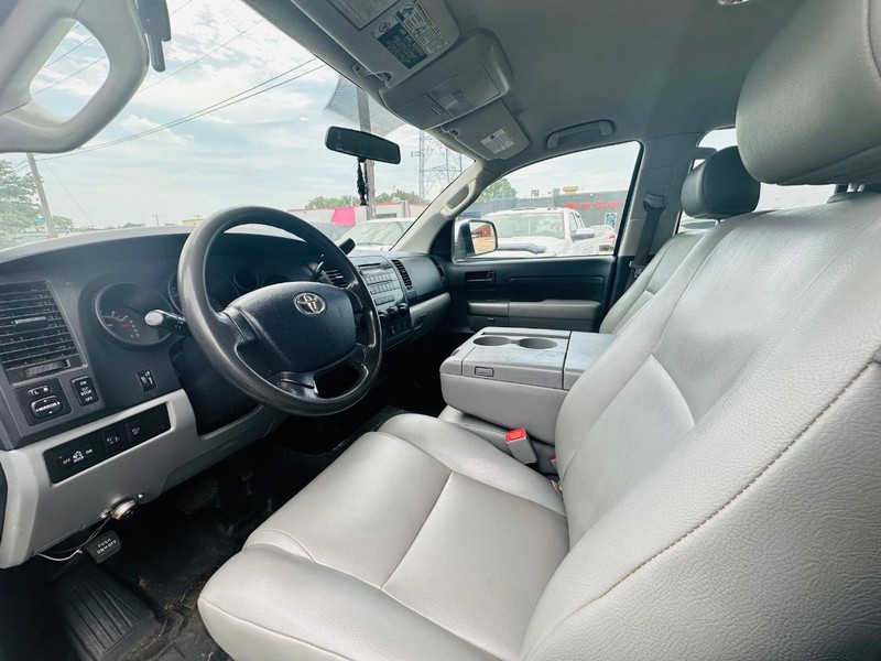 Toyota Tundra 4WD Truck Vehicle Full-screen Gallery Image 16