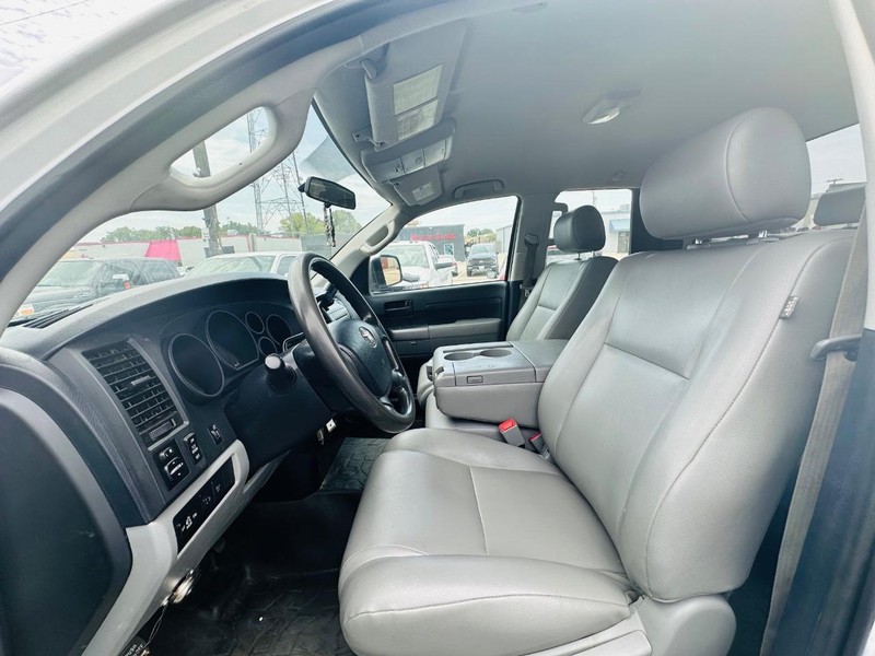 Toyota Tundra 4WD Truck Vehicle Full-screen Gallery Image 17