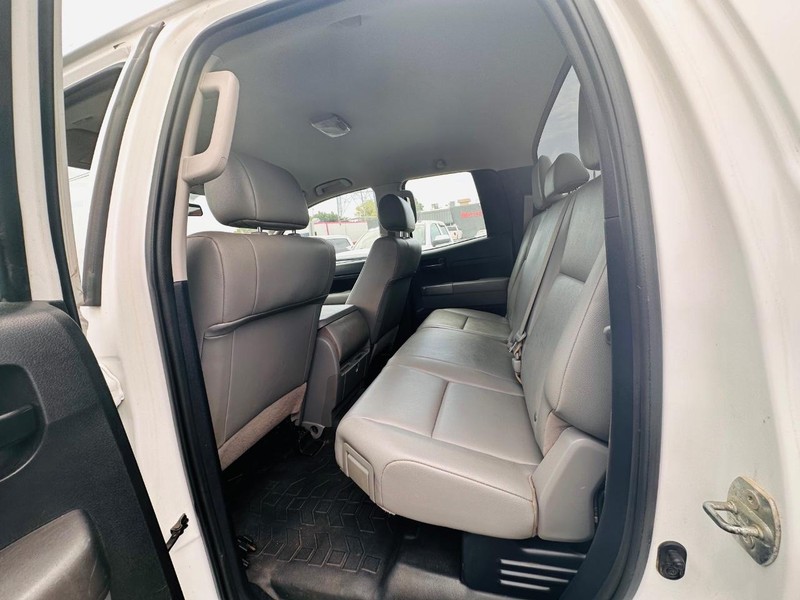 Toyota Tundra 4WD Truck Vehicle Full-screen Gallery Image 18