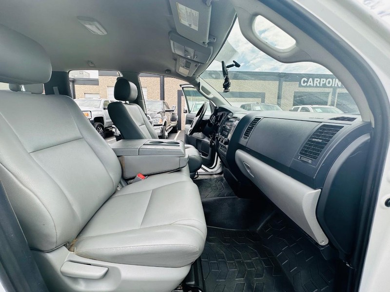 Toyota Tundra 4WD Truck Vehicle Full-screen Gallery Image 21