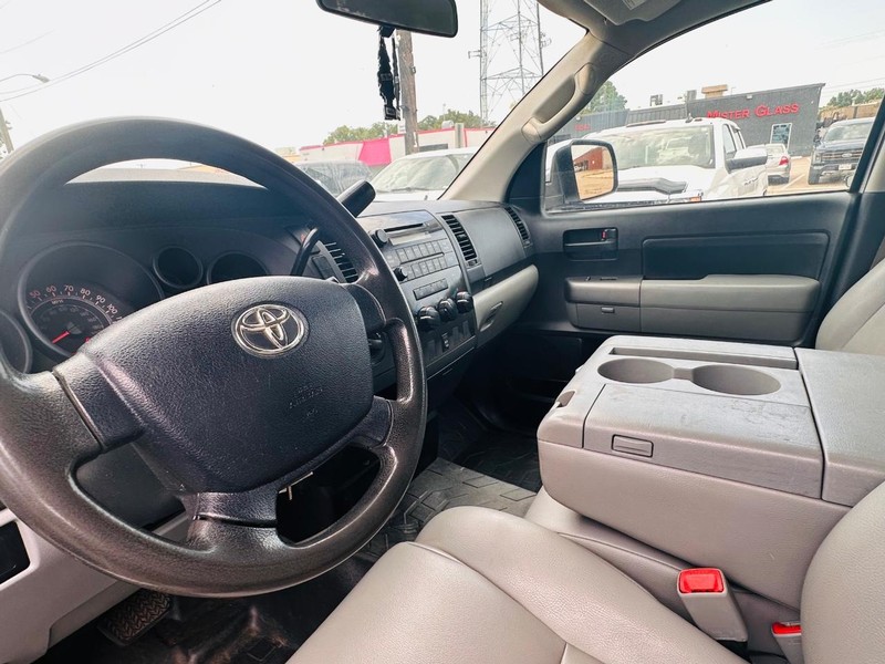 Toyota Tundra 4WD Truck Vehicle Full-screen Gallery Image 24