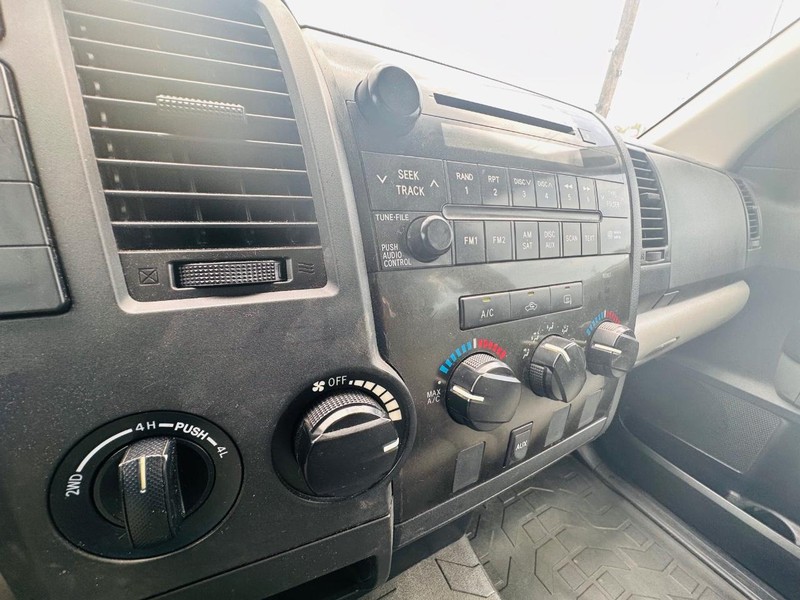 Toyota Tundra 4WD Truck Vehicle Full-screen Gallery Image 26