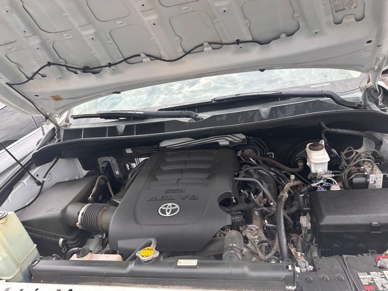 Toyota Tundra 4WD Truck Vehicle Full-screen Gallery Image 28