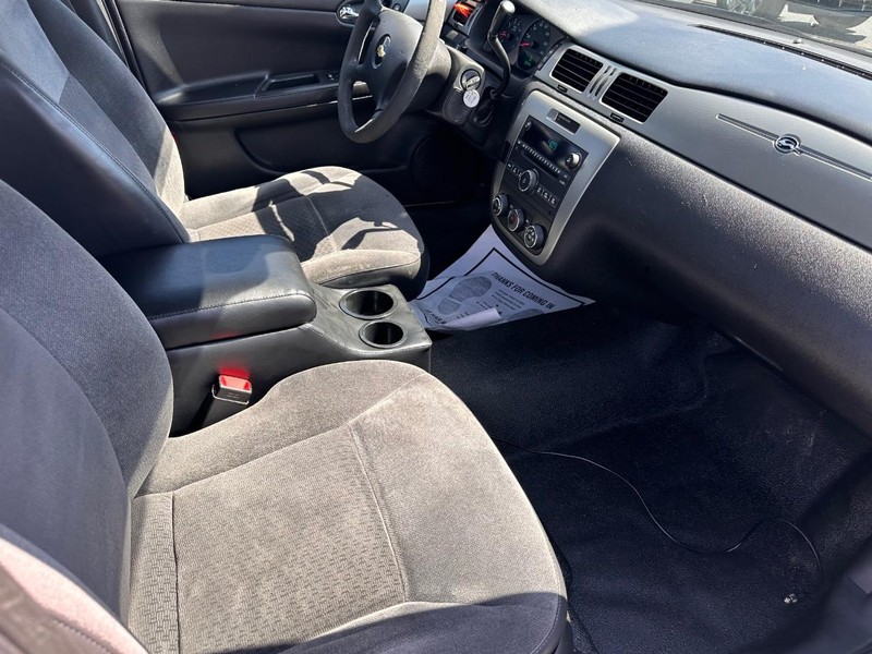 Chevrolet Impala Police Vehicle Full-screen Gallery Image 16