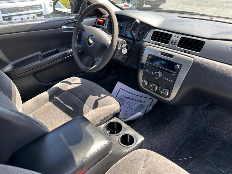 Chevrolet Impala Police Vehicle Full-screen Gallery Image 18