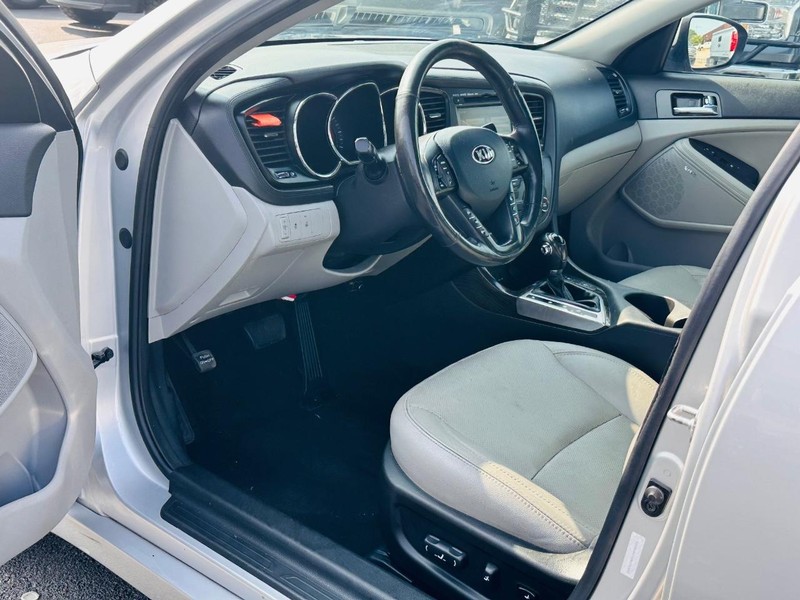 Kia Optima Vehicle Full-screen Gallery Image 17