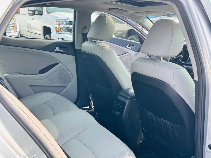 Kia Optima Vehicle Full-screen Gallery Image 20