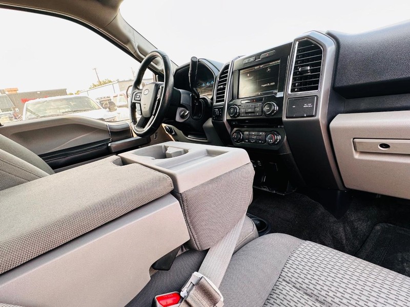 Ford F-150 Vehicle Full-screen Gallery Image 25