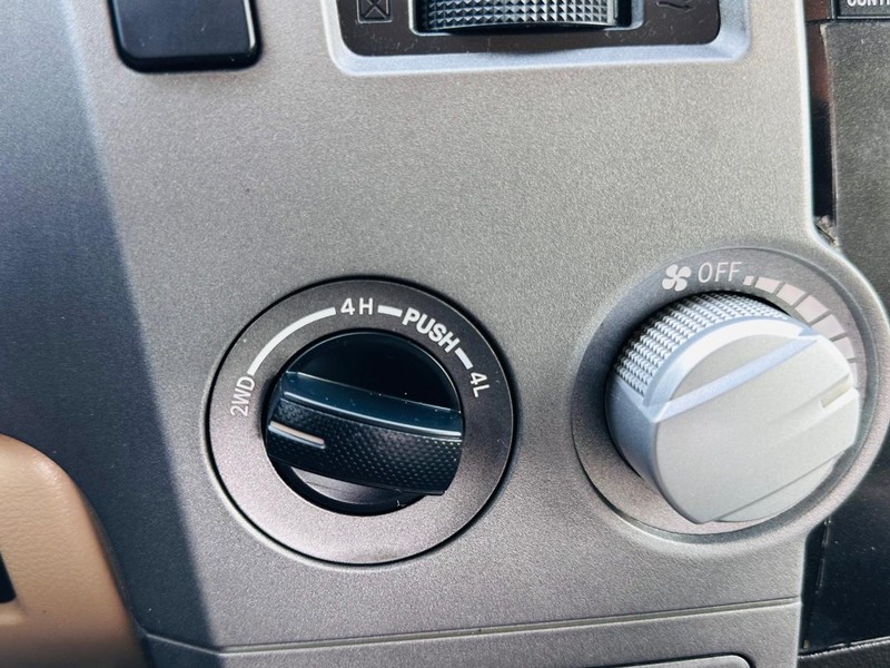 Toyota Tundra 4WD Truck Vehicle Full-screen Gallery Image 39