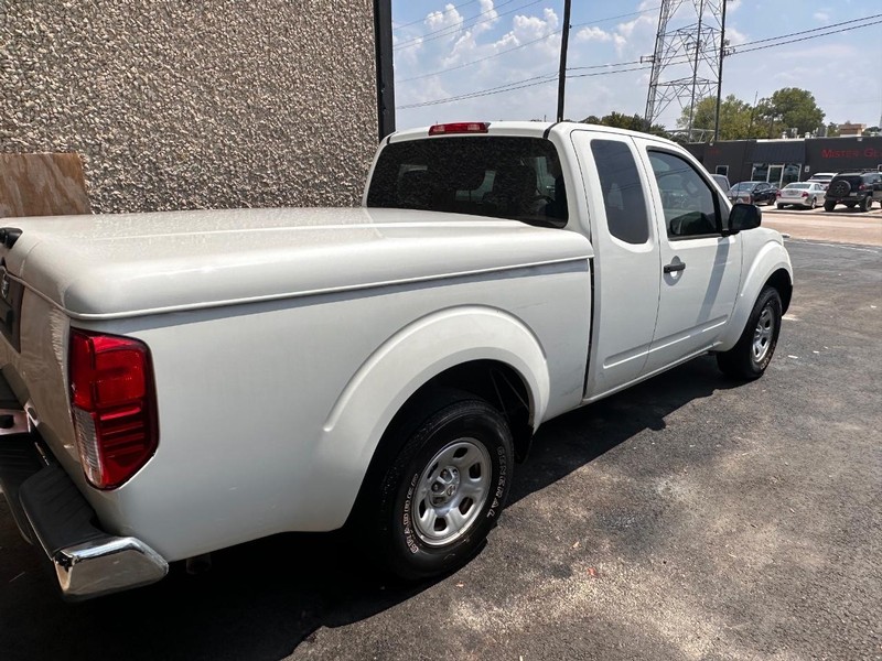 Nissan Frontier Vehicle Full-screen Gallery Image 02