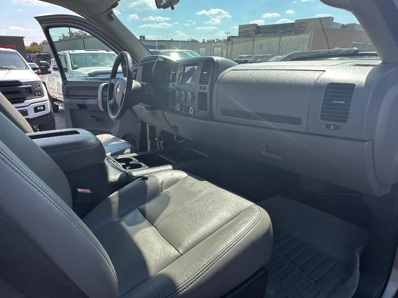 Chevrolet Silverado 1500 Vehicle Full-screen Gallery Image 32