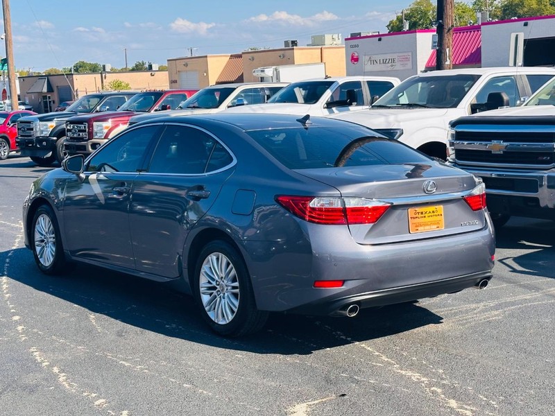 Lexus ES 350 Vehicle Full-screen Gallery Image 3