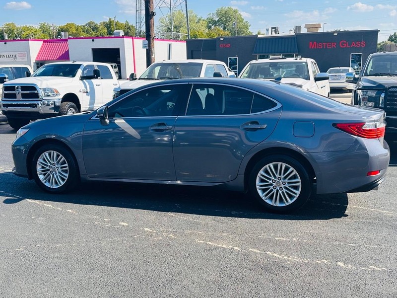 Lexus ES 350 Vehicle Full-screen Gallery Image 10