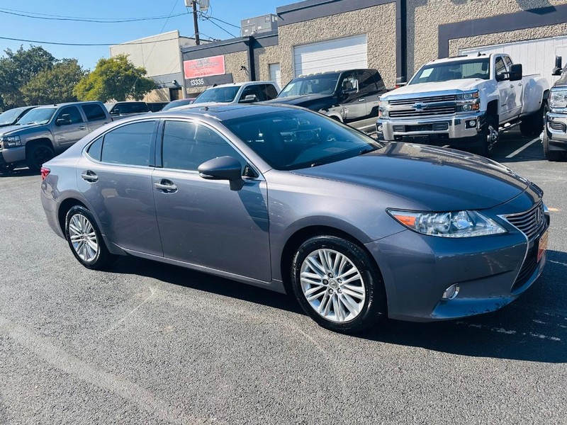 Lexus ES 350 Vehicle Full-screen Gallery Image 11