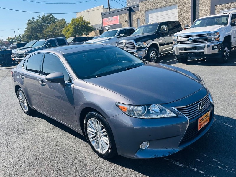 Lexus ES 350 Vehicle Full-screen Gallery Image 12