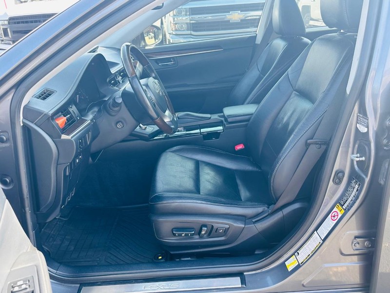 Lexus ES 350 Vehicle Full-screen Gallery Image 13