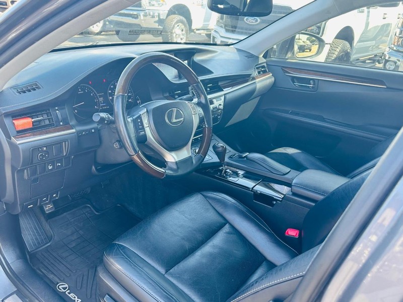 Lexus ES 350 Vehicle Full-screen Gallery Image 14