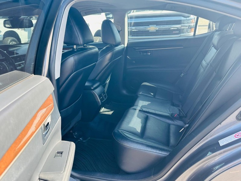 Lexus ES 350 Vehicle Full-screen Gallery Image 15