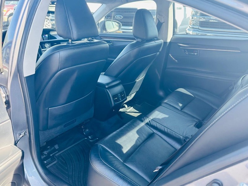 Lexus ES 350 Vehicle Full-screen Gallery Image 16