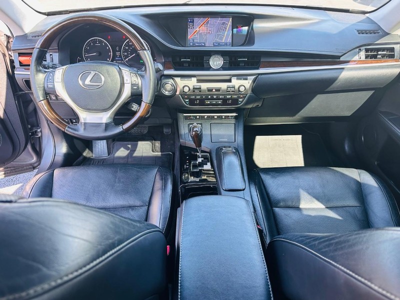 Lexus ES 350 Vehicle Full-screen Gallery Image 17