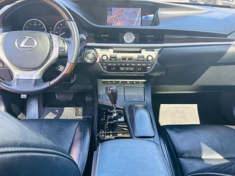 Lexus ES 350 Vehicle Full-screen Gallery Image 18