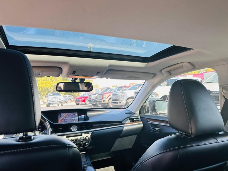 Lexus ES 350 Vehicle Full-screen Gallery Image 19