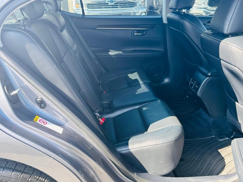 Lexus ES 350 Vehicle Full-screen Gallery Image 20