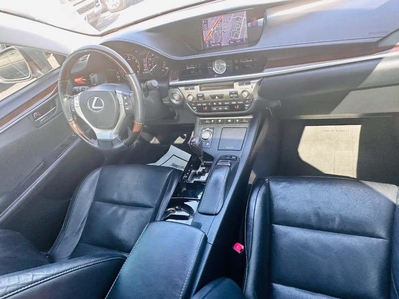 Lexus ES 350 Vehicle Full-screen Gallery Image 21