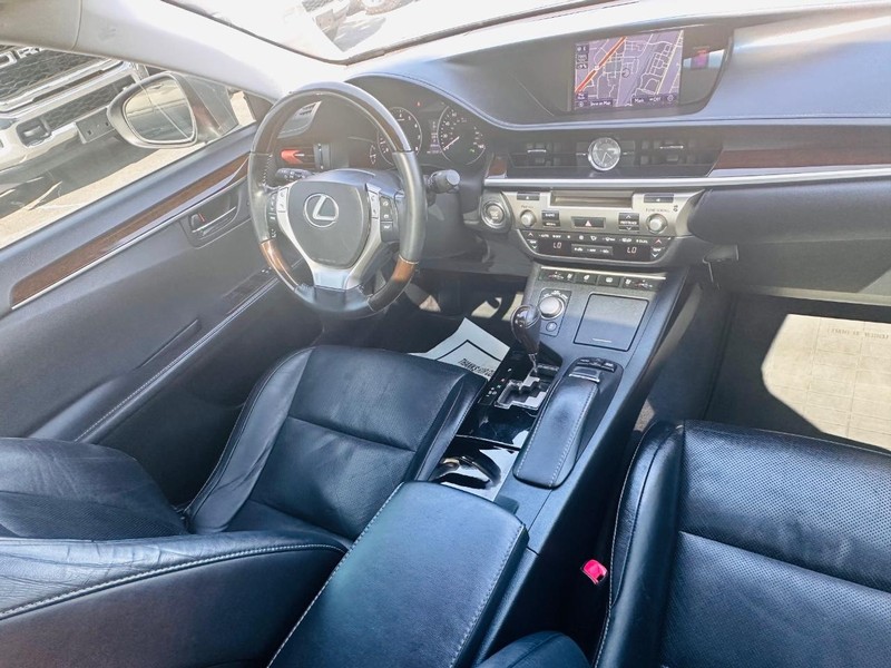 Lexus ES 350 Vehicle Full-screen Gallery Image 22