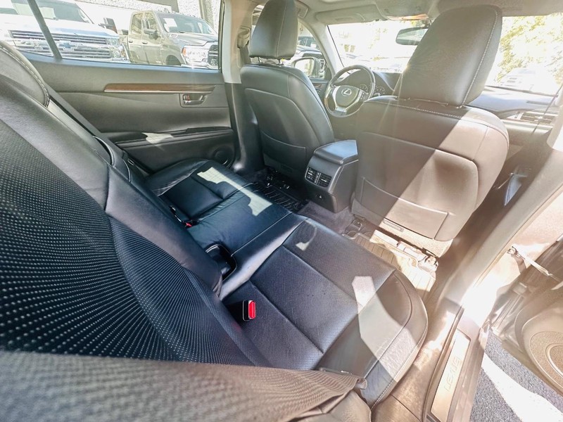 Lexus ES 350 Vehicle Full-screen Gallery Image 23