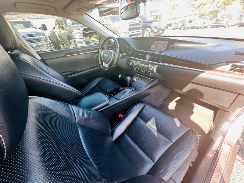 Lexus ES 350 Vehicle Full-screen Gallery Image 24