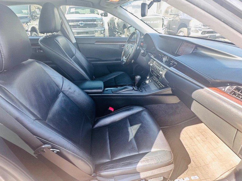 Lexus ES 350 Vehicle Full-screen Gallery Image 25