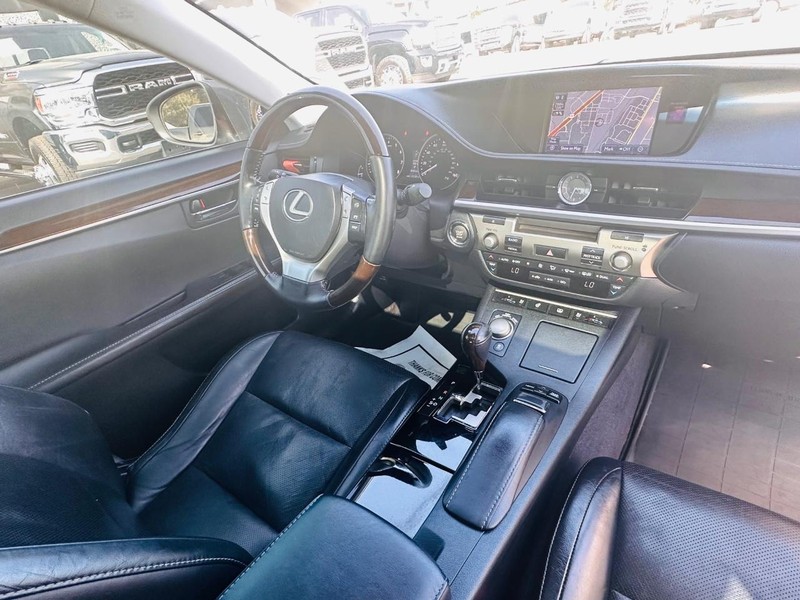 Lexus ES 350 Vehicle Full-screen Gallery Image 26