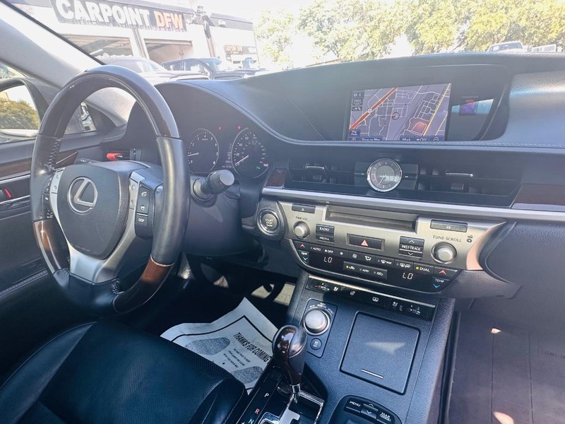 Lexus ES 350 Vehicle Full-screen Gallery Image 27