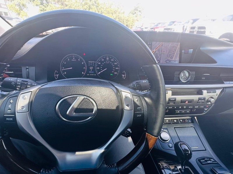 Lexus ES 350 Vehicle Full-screen Gallery Image 28