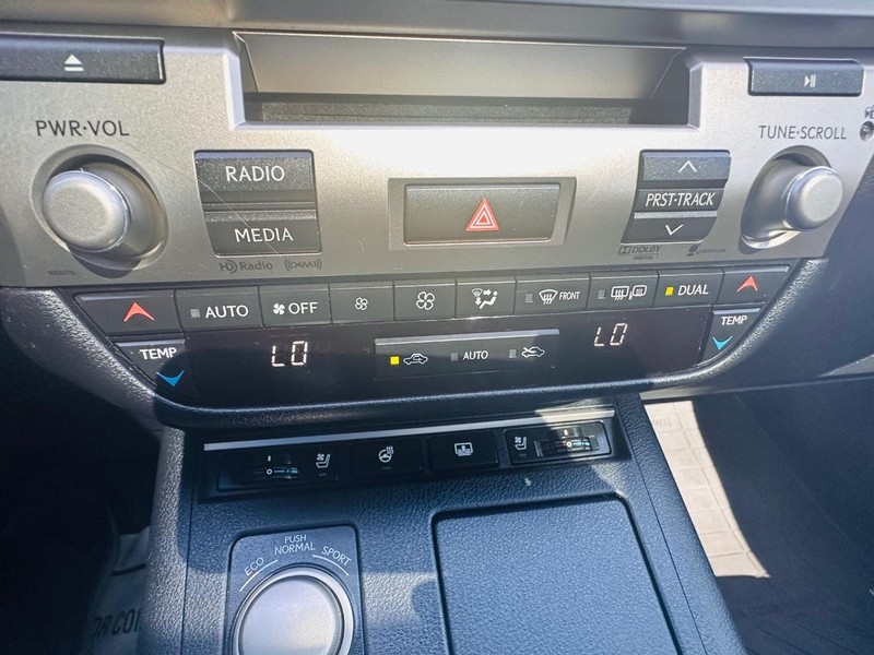 Lexus ES 350 Vehicle Full-screen Gallery Image 30