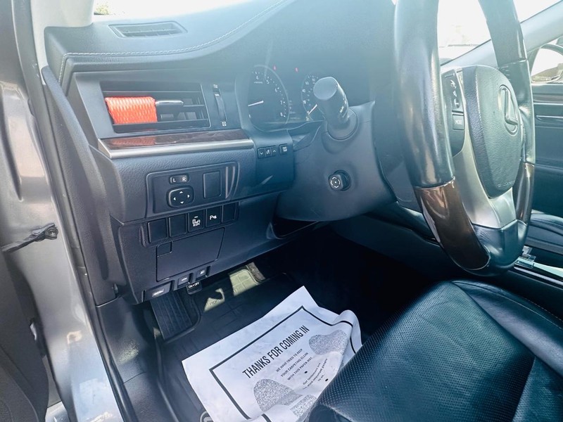 Lexus ES 350 Vehicle Full-screen Gallery Image 32