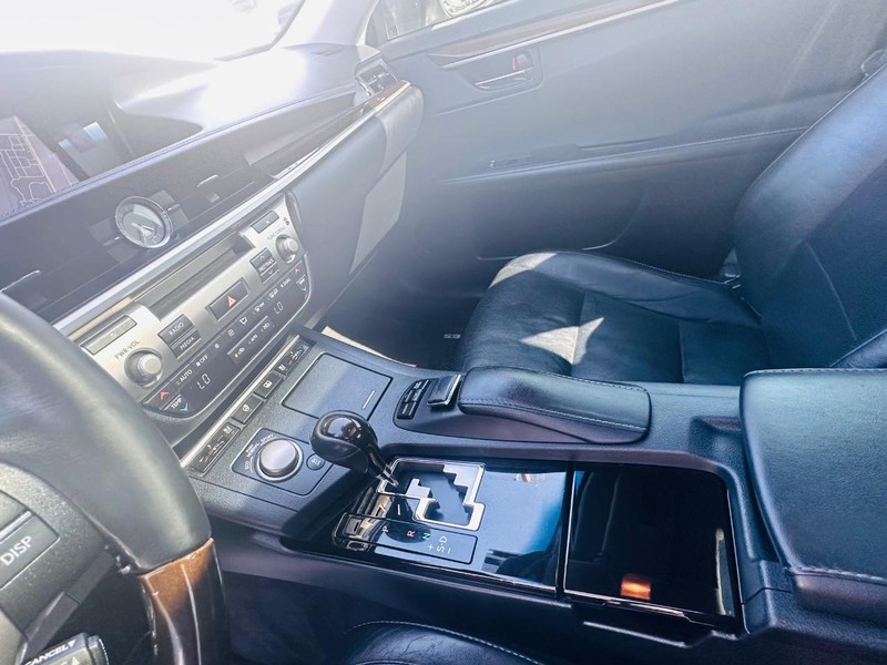 Lexus ES 350 Vehicle Full-screen Gallery Image 33