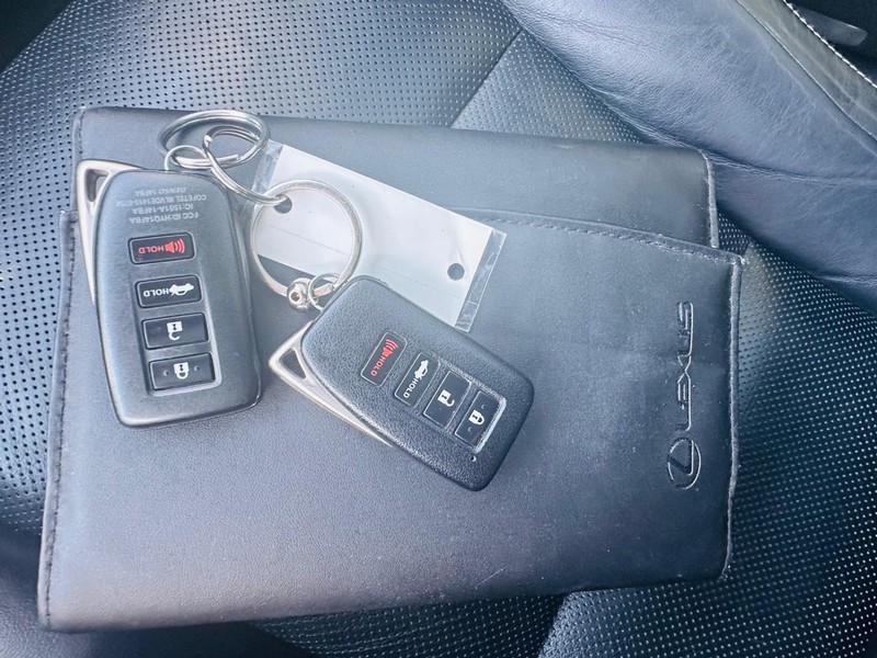 Lexus ES 350 Vehicle Full-screen Gallery Image 35